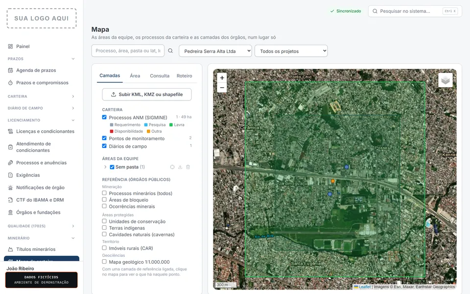 Mapa da carteira com a área de um cliente sobre imagem de satélite e o painel de camadas públicas